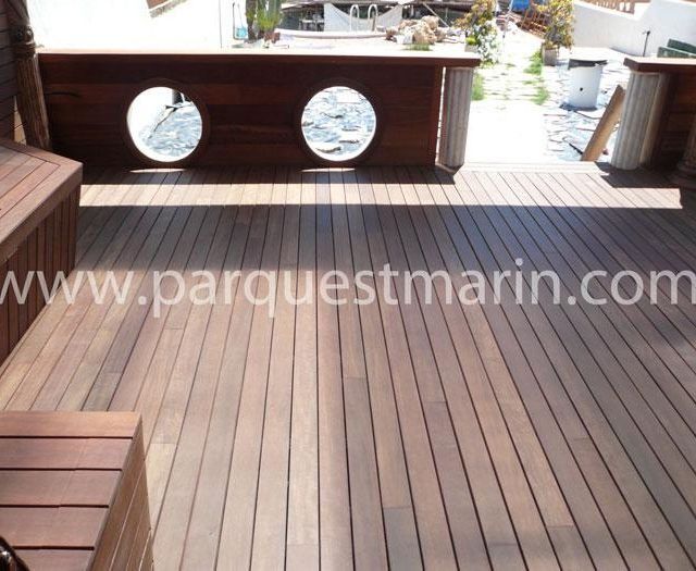 Una terraza de madera con el sitio web www.parquestmarin.com visible