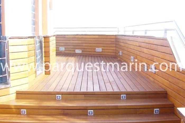 Una terraza de madera con el sitio web www.parquetmarin.com en la esquina