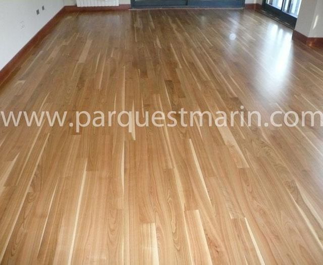 Un suelo de madera con la página web www.parquetmarin.com en la esquina