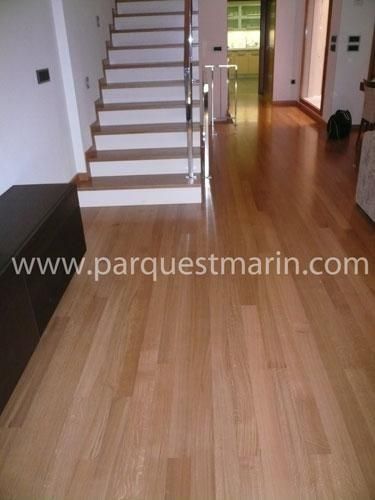 Un suelo de madera con el sitio web www.parquetmarin.com en la parte inferior