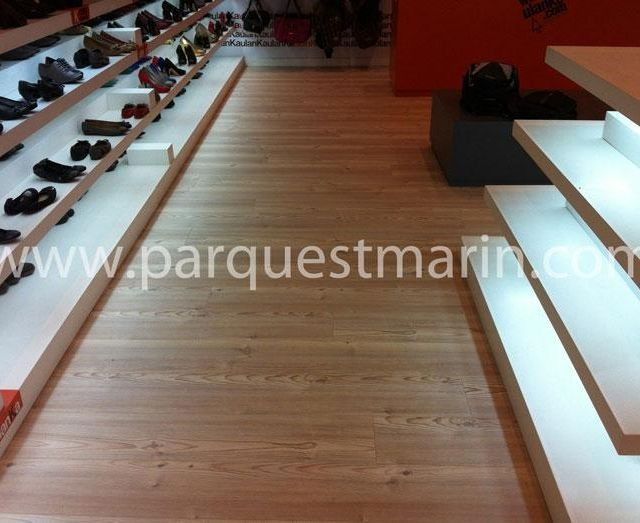 Una zapatería con el sitio web www.parquetmarin.com