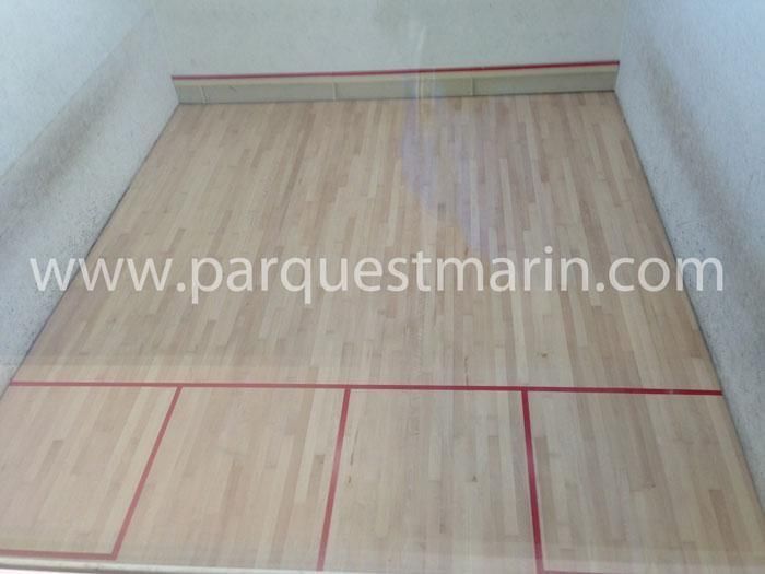 Un suelo de madera con el sitio web www.parquestmarin.com escrito en él