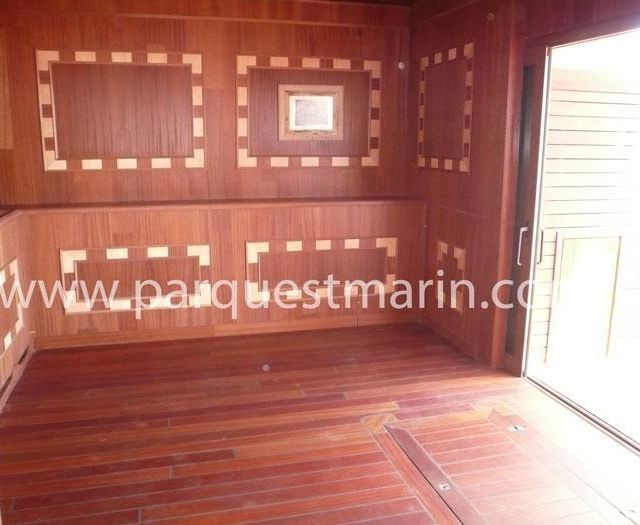 Una habitación con paneles de madera y el sitio web www.parquetmarin.com