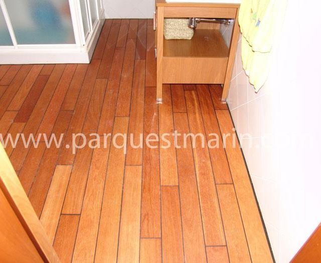 Un baño con suelo de madera que dice www.parquetmarine