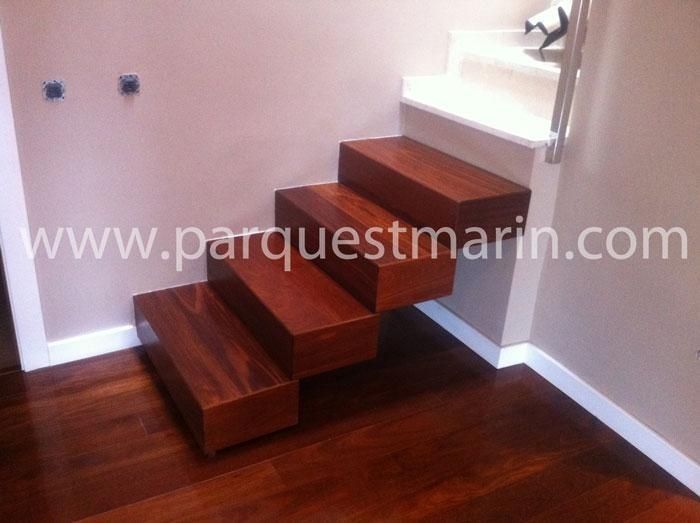 Una escalera de madera con el sitio web www.parquetmarin.com en la esquina