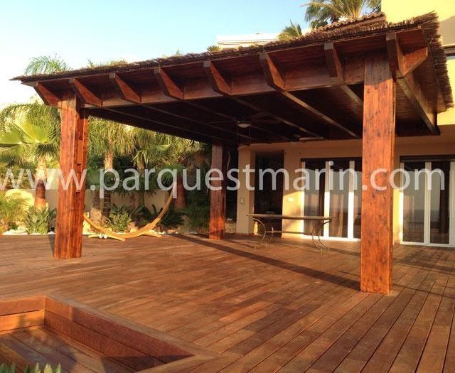 Una terraza de madera con pérgola y la página web www.parquestmarin.com