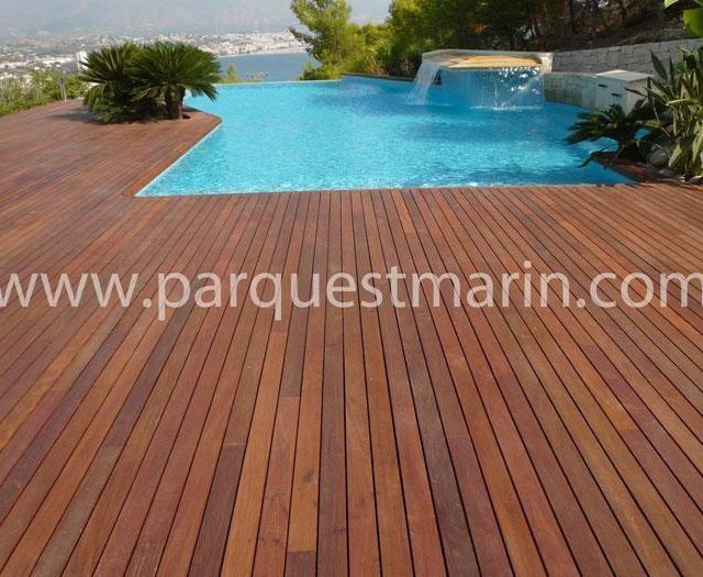 Una plataforma de madera con el sitio web www.parquestmarin.com