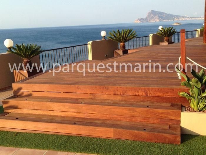 Una plataforma de madera con el sitio web www.parquetmarin.com en la parte inferior