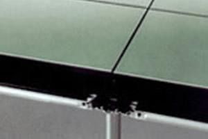 Un primer plano de un piso de baldosas con algunos agujeros.