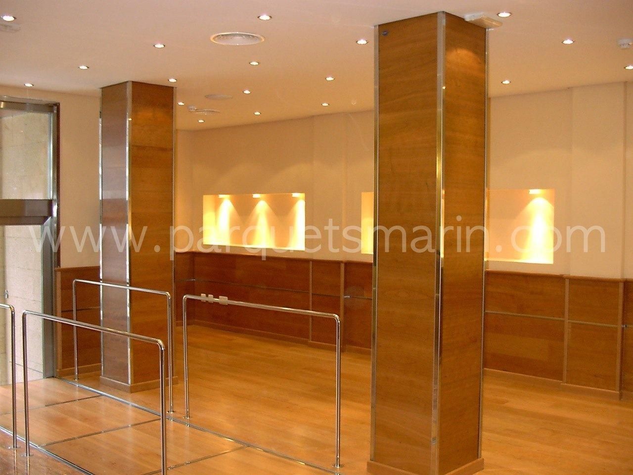 Una habitación con pilares de madera y el sitio web www.palletsmarin.com