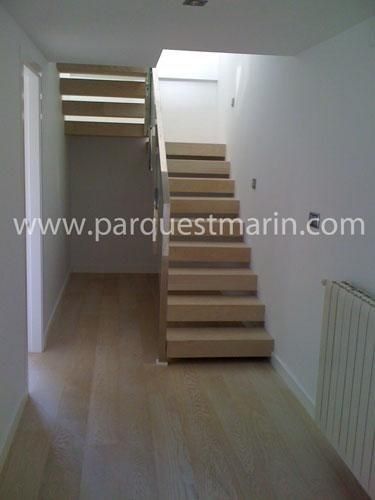 Un pasillo con escalera y el sitio web www.parquestmarin.com