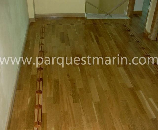 Un suelo de madera con el sitio web www.parquetmarin.com en la parte inferior