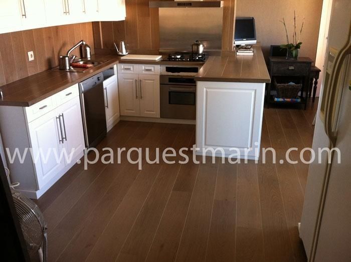 Una cocina con el sitio web www.parquetmarin.com en la esquina