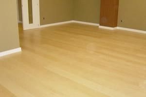 Hay un piso de madera en el medio de la habitación.