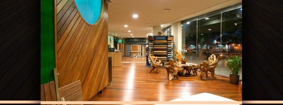 Una habitación con suelos de madera y sillas.