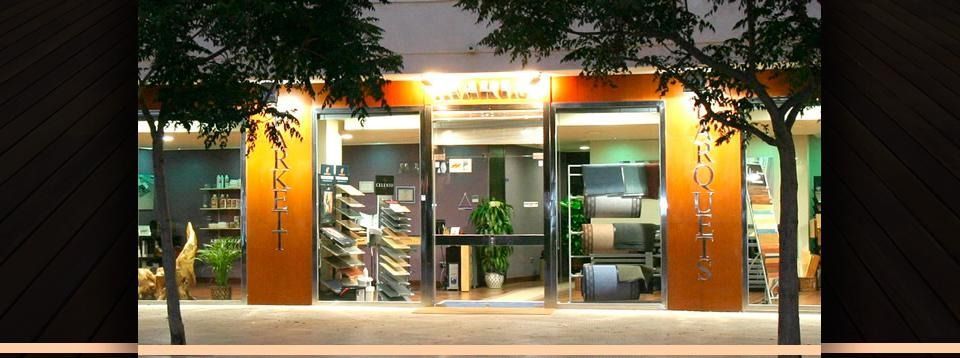 Una tienda con algunos árboles delante.