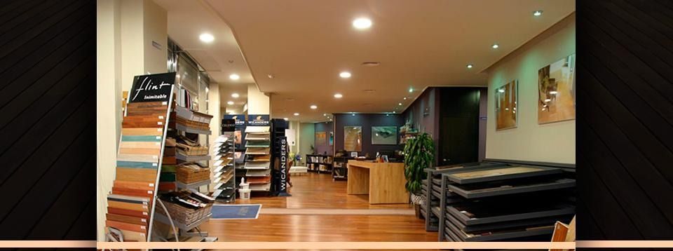 Una habitación con muchos muebles y un cartel que dice 'a' en ella