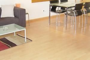 Una sala de estar con sofá, mesa y sillas.