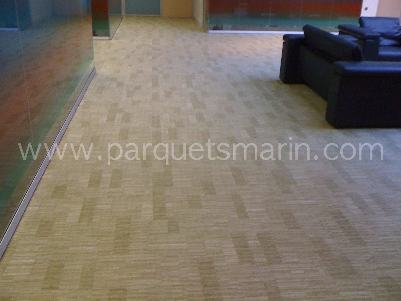 Una sala de estar con un sofá y una silla y el sitio web www.parquetsmarin.com