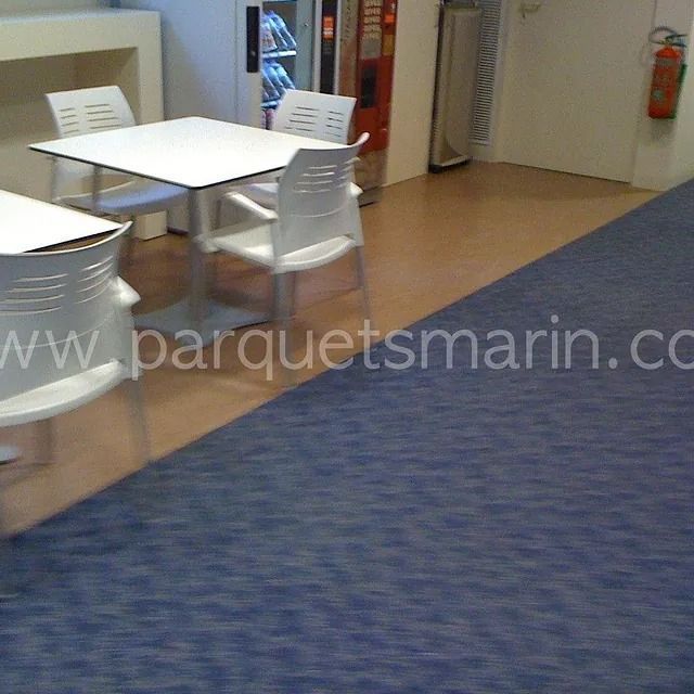 Una sala con mesas y sillas y el sitio web www.parquetsmarin.com