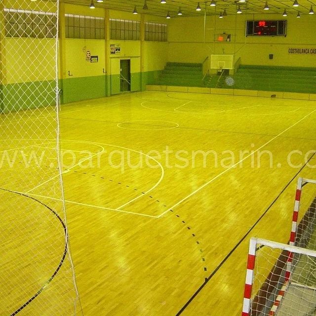 Una cancha de baloncesto con el sitio web www.parquetsmarin.com en la parte inferior