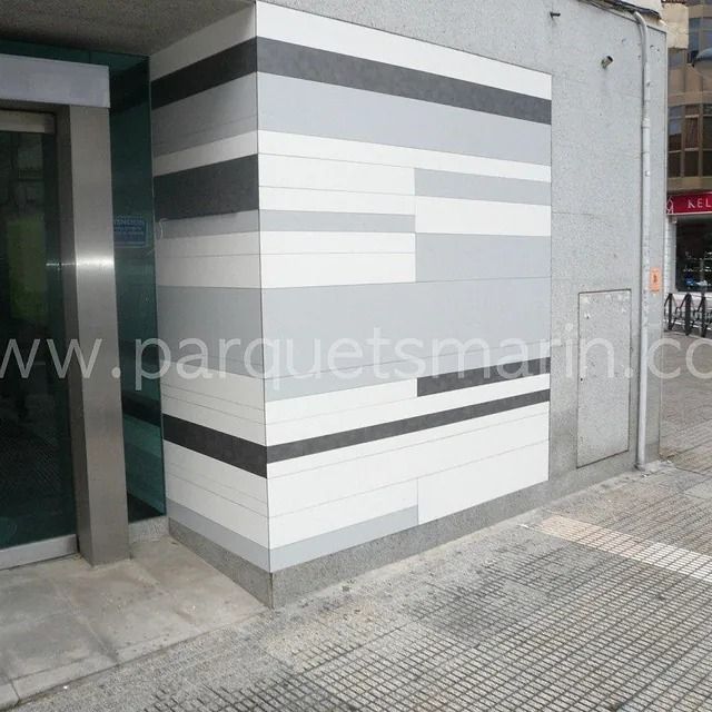 Una imagen de un edificio con el sitio web www.parquetsmarin.com