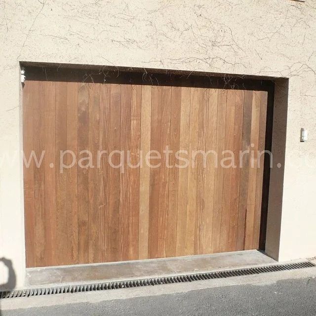Una puerta de garaje de madera con el sitio web www.parquetsmarin