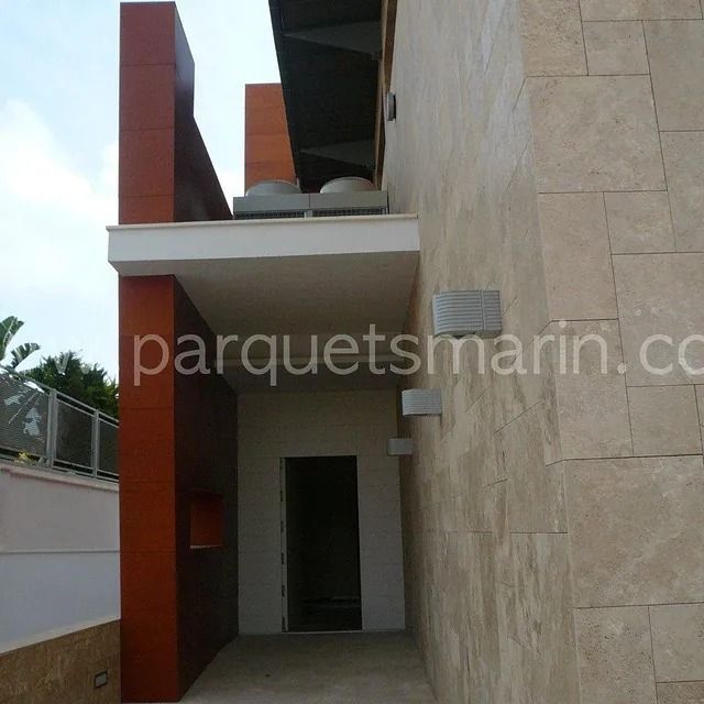 Un edificio con las palabras parquetsmarin.co en el lateral.