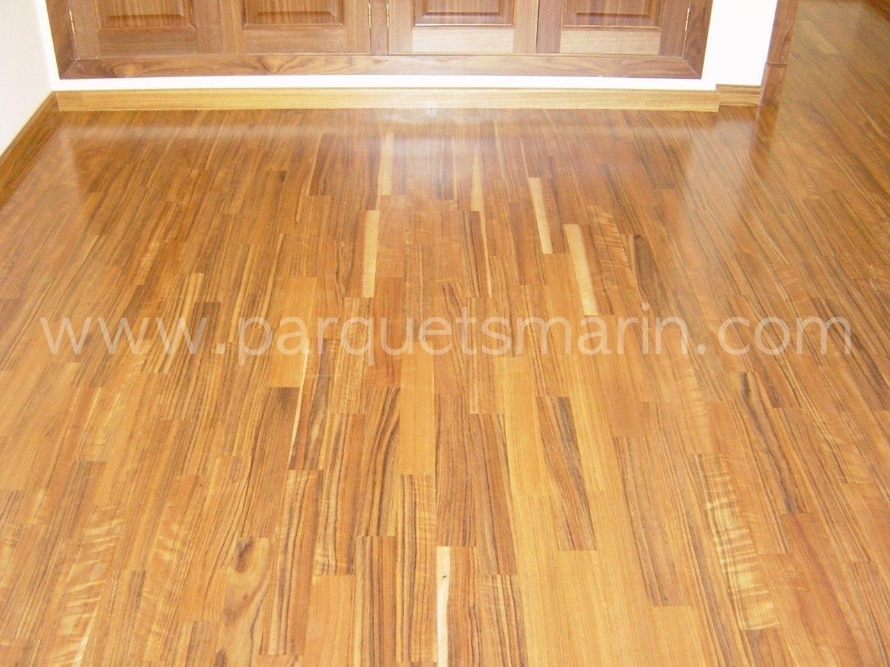 Un suelo de madera con el sitio web www.parquetsmarin.com en la esquina