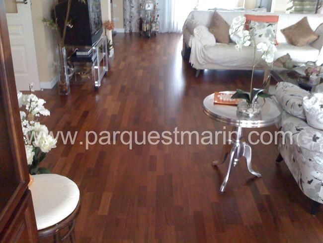 Una sala de estar con suelo de madera y la página web www.parquetmarin.com
