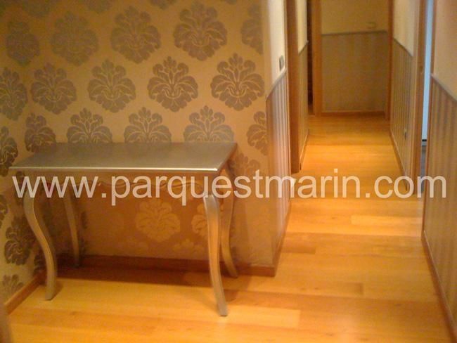 Un pasillo con una mesa y la página web www.parquetmarin.com