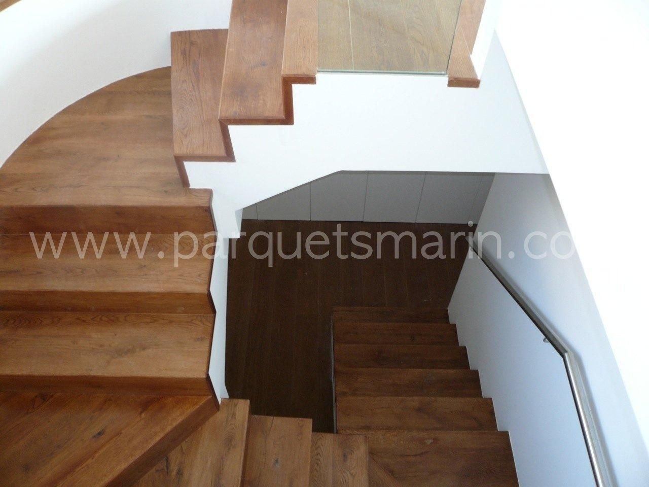Una escalera de madera con el sitio web www.parquetsmarin.com en la parte inferior
