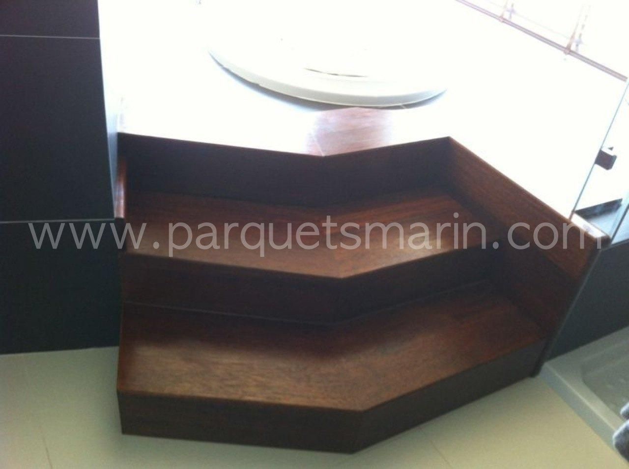 Una escalera de madera con el sitio web www.parquetsmarin.com en la esquina