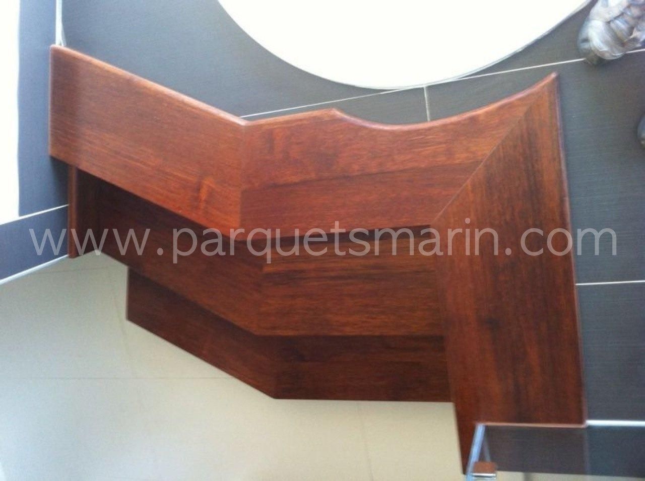 Una escalera de madera con el sitio web www.parquetsmarin.com en la esquina