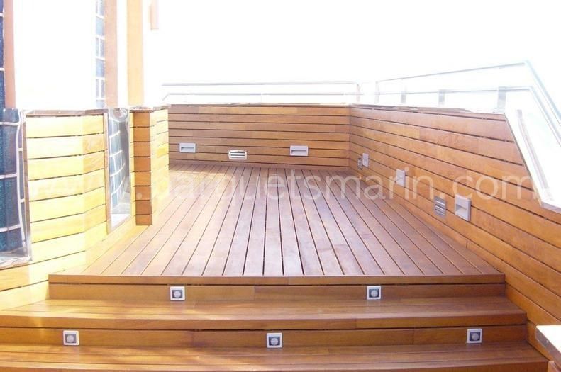 Una terraza de madera con escaleras que conducen a ella.