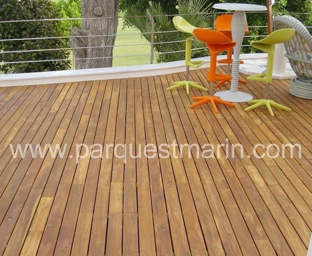Una terraza de madera con el sitio web www.parquestmarin.com