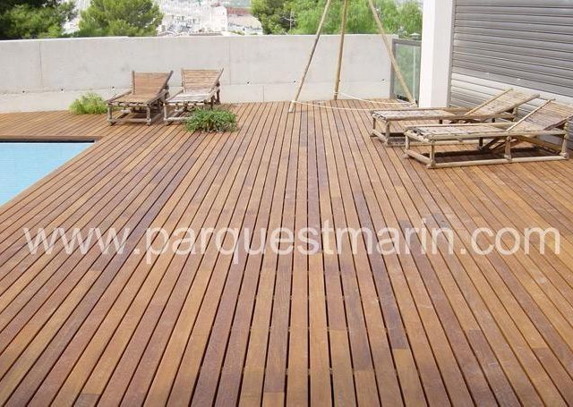Una plataforma de madera con el sitio web www.parquestmarin.com