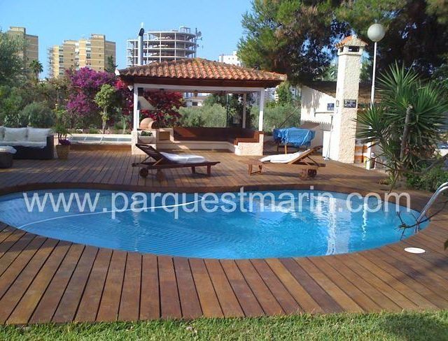 Una gran piscina está rodeada por una plataforma de madera que dice www.parquestmarin.com