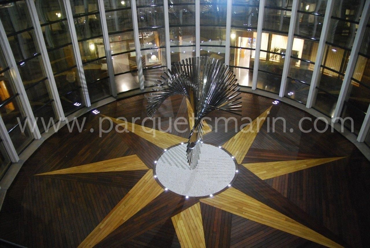 Vista aérea de un edificio con el sitio web www.parquetsmarin.com