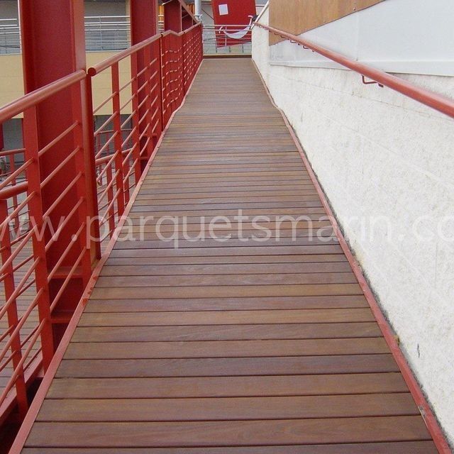 Una pasarela de madera con el sitio web www.parquetsmann.com en la parte inferior