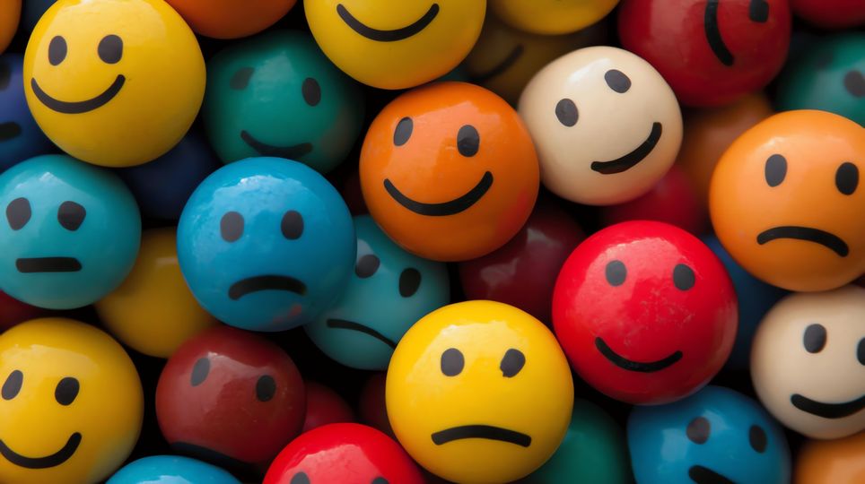 Gros plan sur des objets ronds colorés avec des visages souriants et tristes.