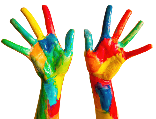 Deux mains levées, doigts écartés, couvertes de taches de peinture aux couleurs vives de l'arc-en-ciel.