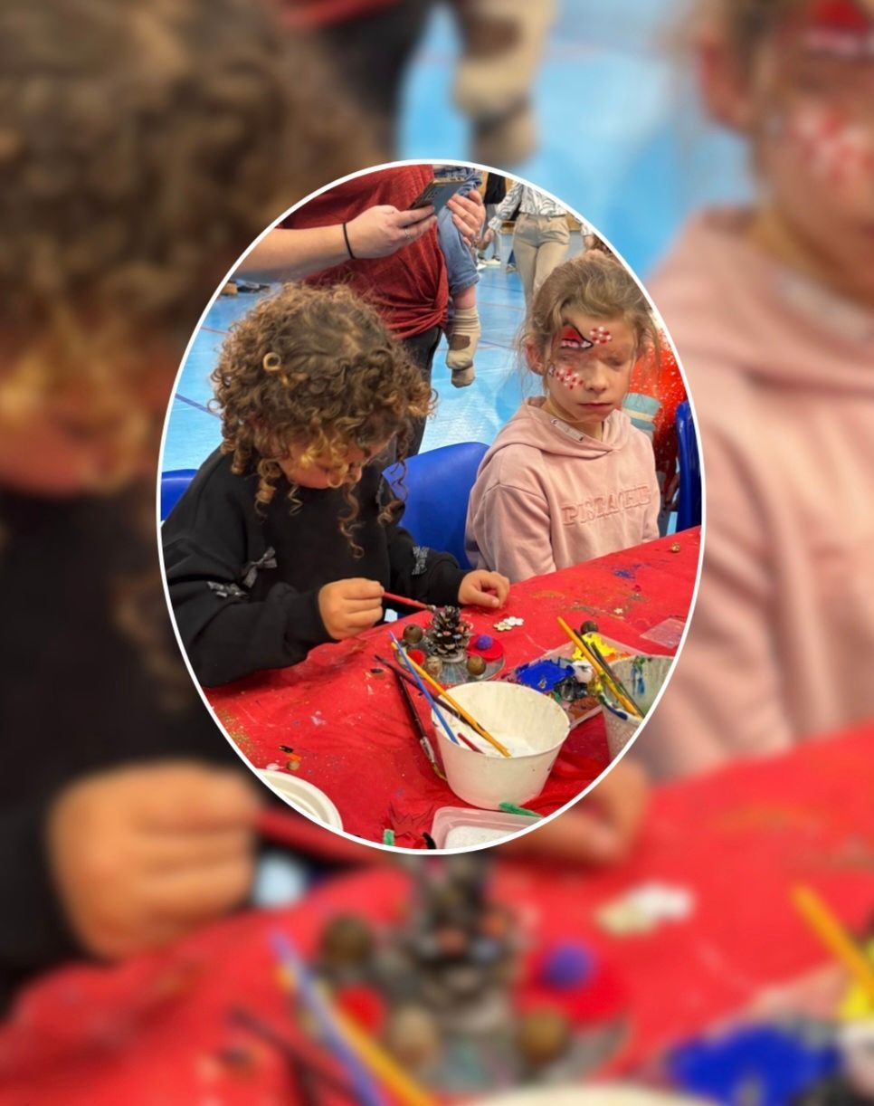 Deux enfants peignent à une table.