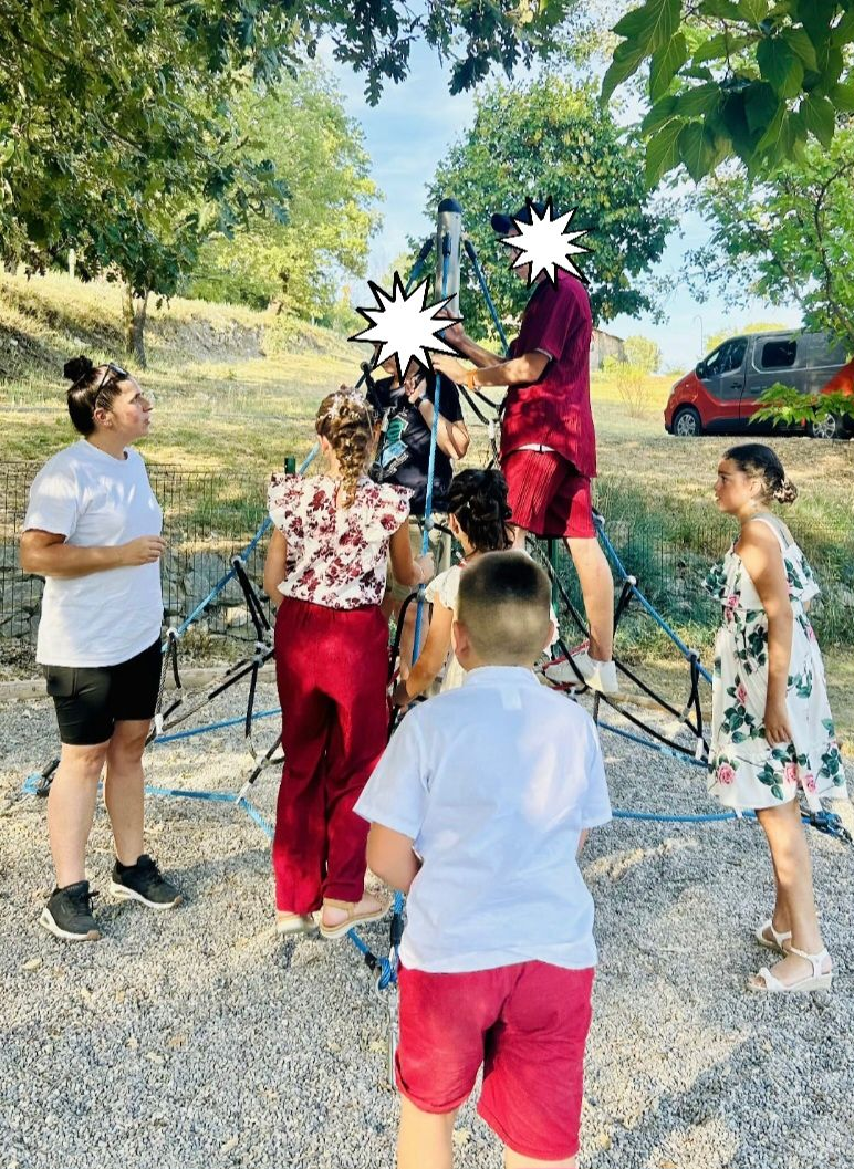 Des personnes travaillant sur un plateau de tournage en extérieur avec du matériel de caméra.