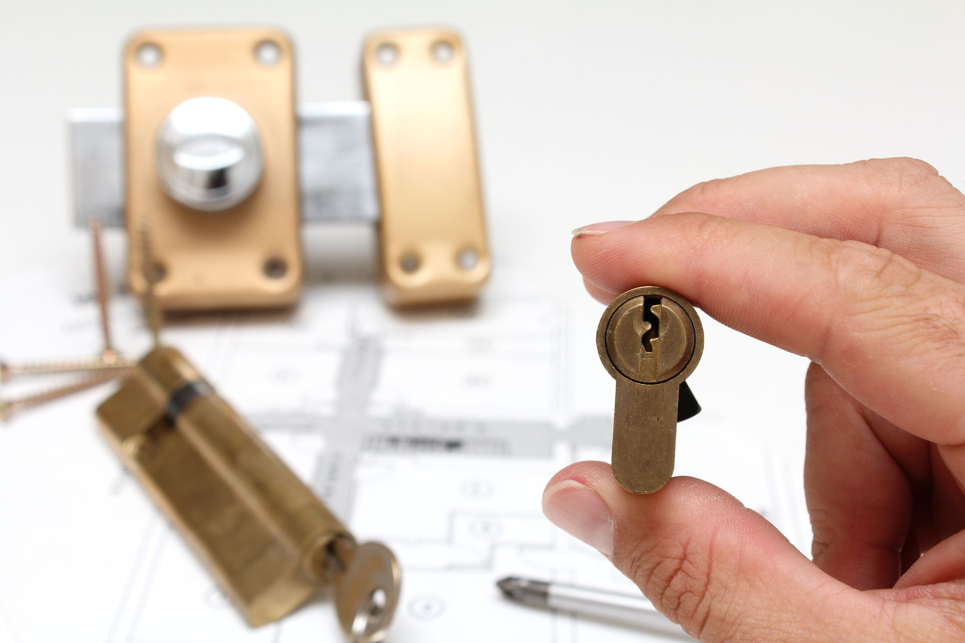 Serrure dans la main d'une personne