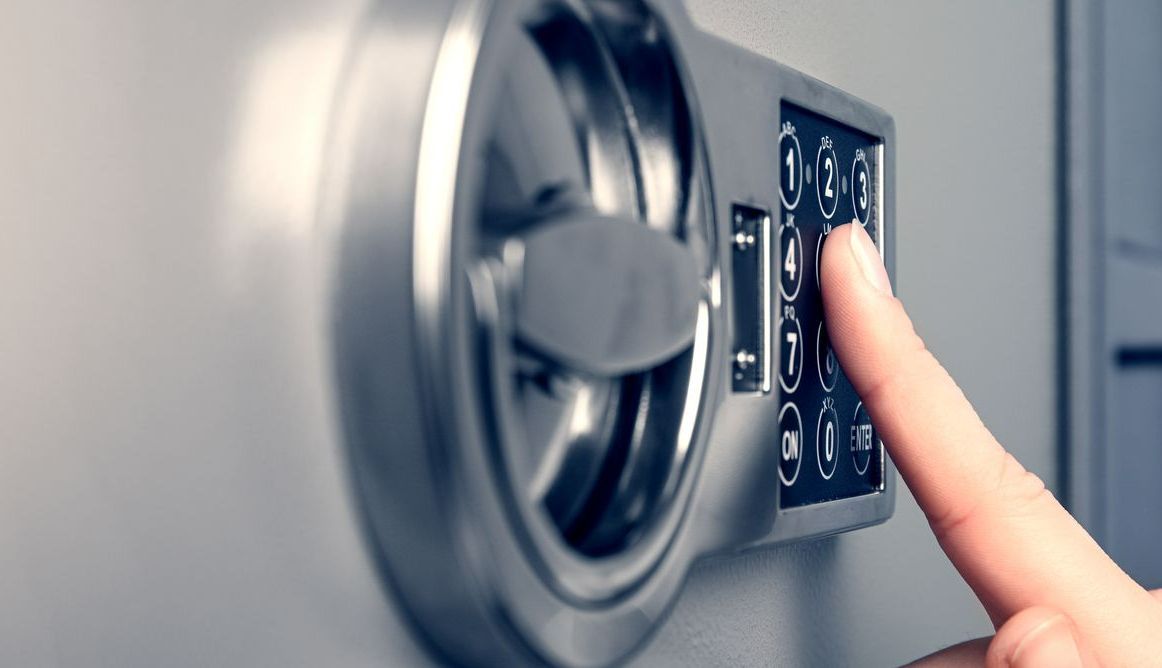 Doigt sur un coffre-fort