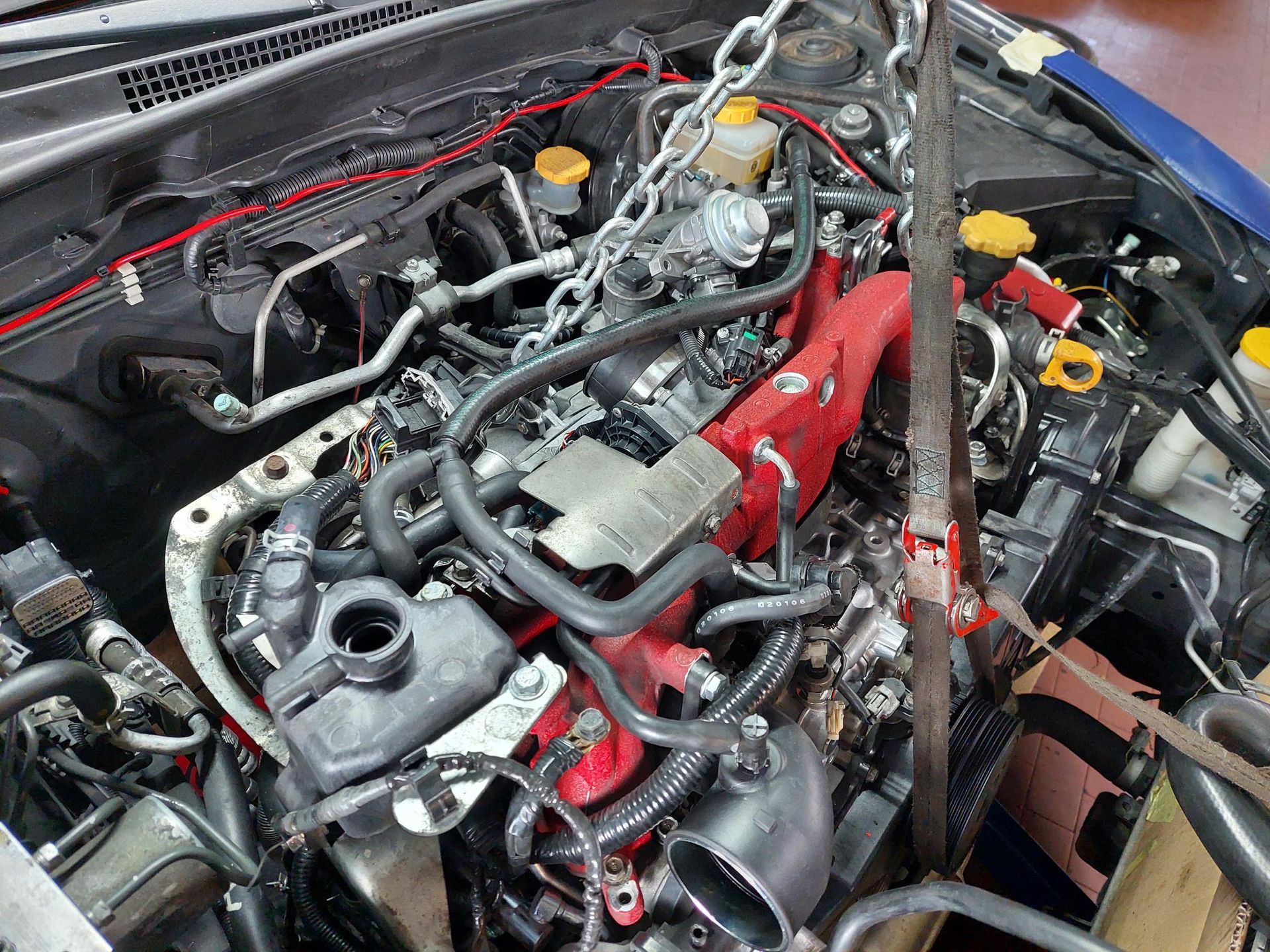 In einer Garage ist eine Reihe von Autos geparkt.