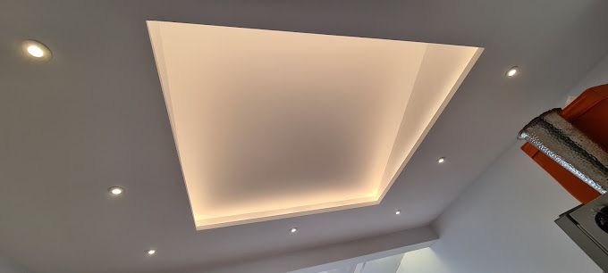 Un plafond avec un trou carré et des lumières dessus.