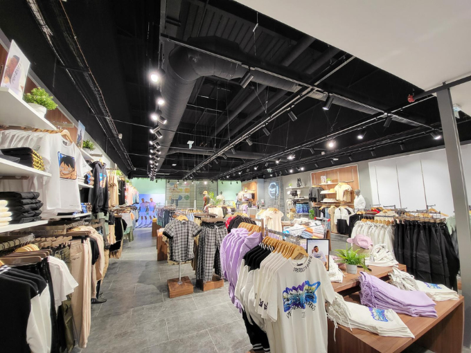 Un magasin de vêtements avec beaucoup de vêtements exposés