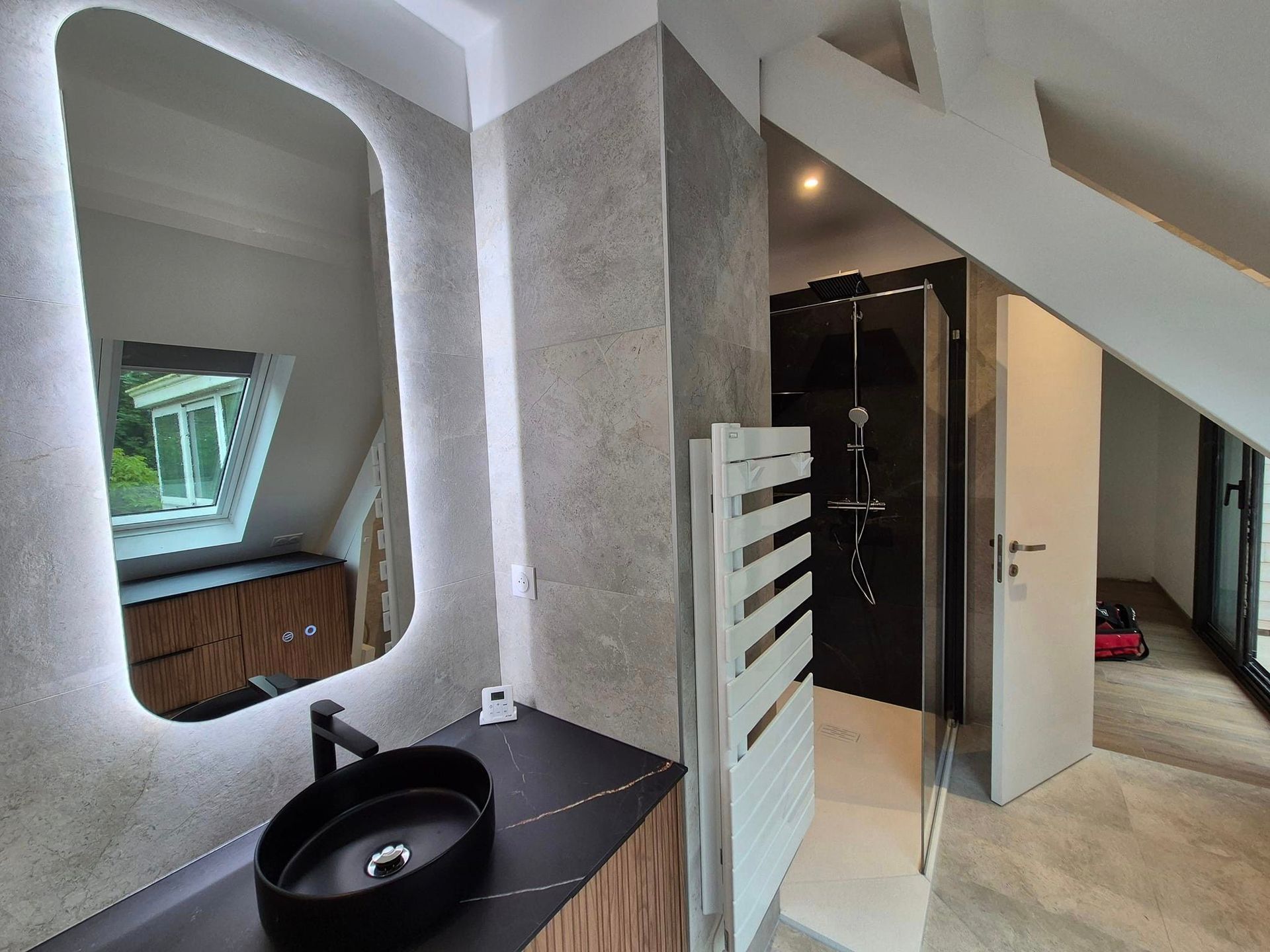 Une salle de bain avec lavabo, miroir et porte-serviettes.